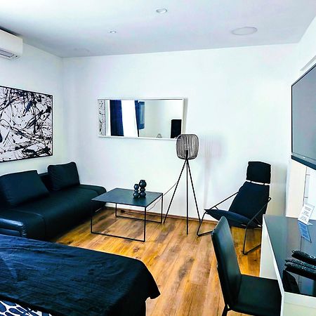 Octagon Main Square Apartment Zagreb Bagian luar foto
